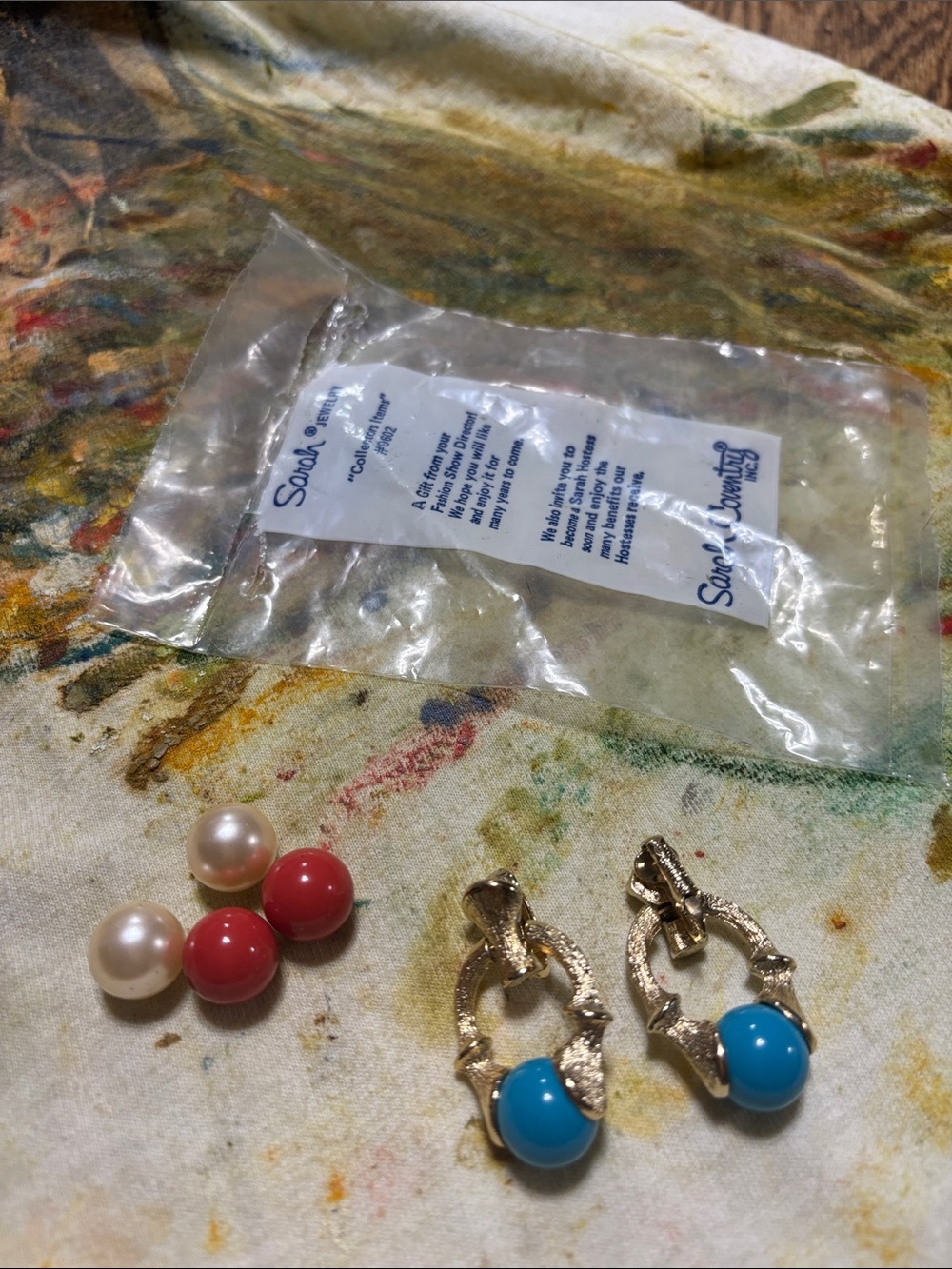Sarah Coventry Multicolor Pearl Brooch with Gold Tone Leaves
